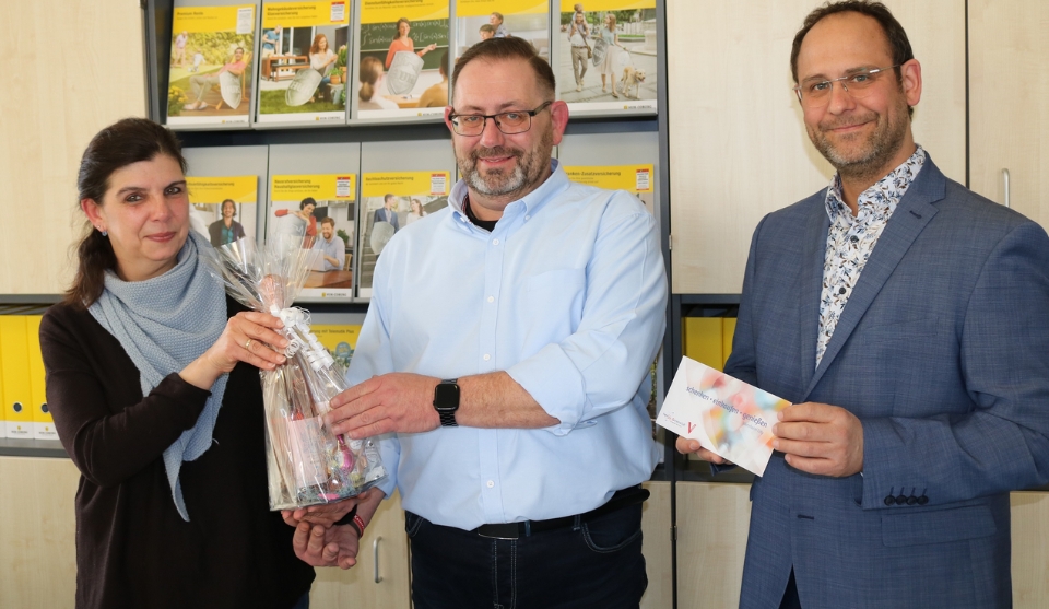 Alexandra Thomas und Alexander Schwarz (rechts) begrüßen den neuen Büroleiter Ralph Dörnchen im Herzen der Viernheimer Innenstadt.
